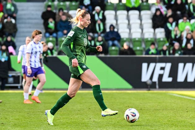 Soccer I Women I Season 2025 2026 I Bundesliga I 18 Matchday I VfL Wolfsburg SGS Essen I 15 02 2026 Sarai Linder 39, VfL Wolfsburg with ball Crop, close-up, portrait, portrait, single photo, single image, body Wolfsburg AOK Stadium Lower Saxony Germany Copyright: xLobeca InesxHähnelx