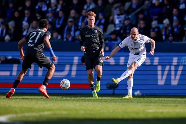15 02 2026, Football, VfL Bochum SC Paderborn 07, 2 Fußball Bundesliga, 22 Matchday, Vonovia Ruhrstadion, Season 2025 2026 Francis Onyeka VfL Bochum 21 Mats Pannewig VfL Bochum 24 in duel against Sven Michel SC Paderborn 11 DFB regulations prohibit any use of photographs as image sequences and or quasi video Nordrhein Westfalen Germany