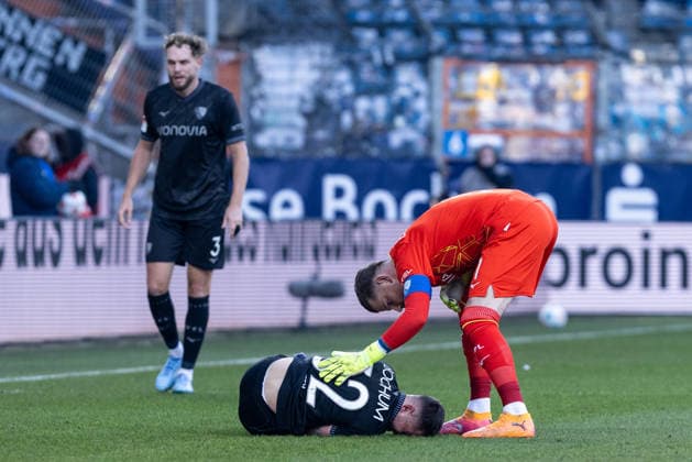 2 Soccer Bundesliga VfL Bochum SC Paderborn 15 02 2026 Maximilian Wittek VfL Bochum, 32 lying on the pitch after the tackle, Timo Horn VfL Bochum, 1 standing next to him 2 Soccer Bundesliga VfL Bochum SC Paderborn Vonovia Ruhrstadion, Bochum 15 02 2026 DFL regulations prohibit any use of photographs as image sequences and or quasi video Copyright: xBEAUTIFULxSPORTS Buriakovx