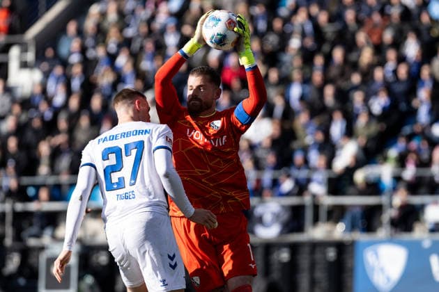 2 Soccer Bundesliga VfL Bochum SC Paderborn 15 02 2026 Timo Horn VfL Bochum, 1 , in duel with Steffen Tigges SC Paderborn, 27 2 Soccer Bundesliga VfL Bochum SC Paderborn Vonovia Ruhrstadion, Bochum 15 02 2026 DFL regulations prohibit any use of photographs as image sequences and or quasi video Copyright: xBEAUTIFULxSPORTS Buriakovx
