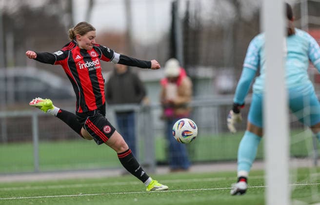 GER, Frankfurt, Eintracht Frankfurt II vs FSV Mainz 05, 2 Frauen Bundesliga, Fußball, DFB, Spielzeit 2025 2026, Stadion am Brentanobad, 17 Spieltag im Bild Tessa Zimmermann Eintracht Frankfurt II 20 , Torschuss DFB DFL REGULATIONS PROHIBIT ANY USE OF PHOTOGRAPHS AS IMAGE SEQUENCES AND OR QUASI VIDEO, 15 02 2026 Copyright: HMBxMedia HendrikxHamelau