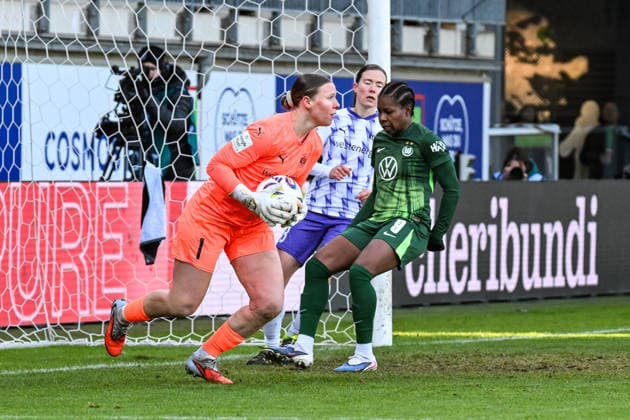 Soccer I Women I Season 2025 2026 I Bundesliga I Matchday 18 I VfL Wolfsburg SGS Essen I 15 02 2026 Kim Lea Sindermann 1, SGS Essen secures the ball from Lineth Beerensteyn 9, VfL Wolfsburg Wolfsburg AOK Stadium Lower Saxony Germany Copyright: xLobeca InesxHähnelx