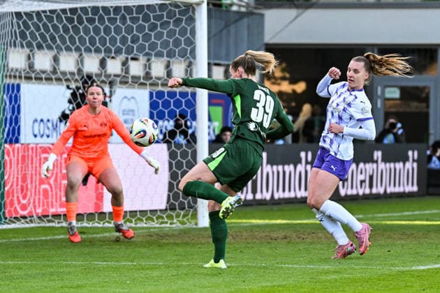 Soccer I Women I Season 2025 2026 I Bundesliga I 18 Matchday I VfL Wolfsburg SGS Essen I 15 02 2026 Kim Lea Sindermann 1, SGS Essen has the focus on ball and Sarai Linder 39, VfL Wolfsburg , Maike Berentzen 13, SGS Essen comes to defend Wolfsburg AOK Stadion Niedersachsen Germany Copyright: xLobeca InesxHähnelx