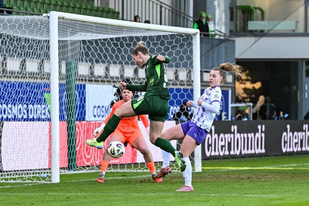 Soccer I Women I Season 2025 2026 I Bundesliga I 18 Matchday I VfL Wolfsburg SGS Essen I 15 02 2026 Sarai Linder 39, VfL Wolfsburg shoots on goal from Kim Lea Sindermann 1, SGS Essen , Maike Berentzen 13, SGS Essen r with the defensive attempt Wolfsburg AOK Stadion Niedersachsen Germany Copyright: xLobeca InesxHähnelx