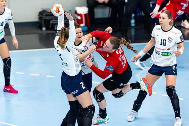15 02 2026, GER, Handball, Women, Season 2025 2026, EHF European League , Group stage, Thueringer HC Motherson Mosonmagyarovari KC Luca Farago Thueringer HC,19 , Anna Kukely Motherson Mosonmagyarovari KC , Eszter Toth Motherson Mosonmagyarovari KC 99947 Bad Langensalza Salza Halle Sporthalle Mehrz Thüringen Germany