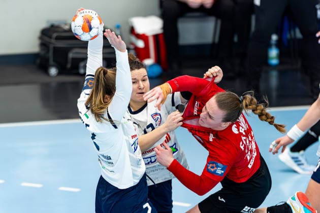 15 02 2026, GER, Handball, Women, Season 2025 2026, EHF European League , Group stage, Thueringer HC Motherson Mosonmagyarovari KC Luca Farago Thueringer HC,19 , Anna Kukely Motherson Mosonmagyarovari KC , Eszter Toth Motherson Mosonmagyarovari KC 99947 Bad Langensalza Salza Halle Sporthalle Mehrz Thüringen Germany