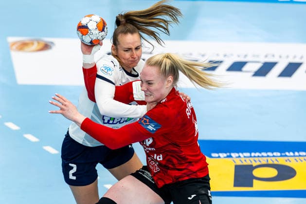 15 02 2026, GER, Handball, Women, Season 2025 2026, EHF European League , Group stage, Thueringer HC Motherson Mosonmagyarovari KC Eszter Toth Motherson Mosonmagyarovari KC , Johanna Reichert Thueringer HC,29 99947 Bad Langensalza Salza Halle Sporthalle Mehrz Thüringen Germany