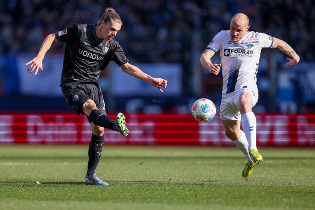 15 02 2026, Football, VfL Bochum SC Paderborn 07, 2 Fußball Bundesliga, 22 Matchday, Vonovia Ruhrstadion, Saison 2025 2026 Noah Loosli VfL Bochum 20 in duel against Sven Michel SC Paderborn 11 DFB regulations prohibit any use of photographs as image sequences and or quasi video Nordrhein Westfalen Germany