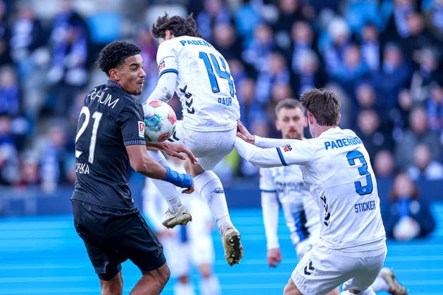 15 02 2026, Football, VfL Bochum SC Paderborn 07, 2 Fußball Bundesliga, 22 Matchday, Vonovia Ruhrstadion, Saison 2025 2026 Francis Onyeka VfL Bochum 21 in duel against Mika Baur SC Paderborn 14 Jonah Sticker SC Paderborn 03 DFB regulations prohibit any use of photographs as image sequences and or quasi video Nordrhein Westfalen Germany