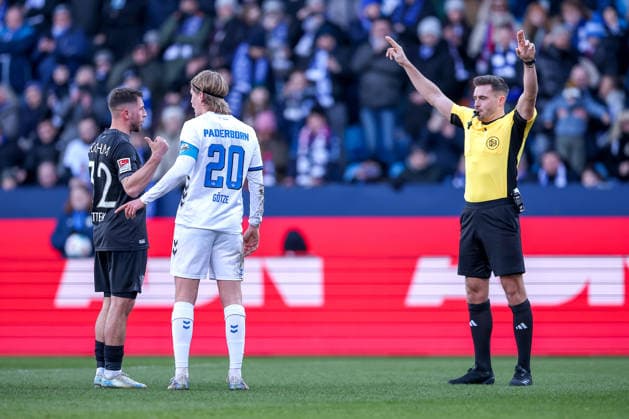 15 02 2026, Football, VfL Bochum SC Paderborn 07, 2 Fußball Bundesliga, 22 Matchday, Vonovia Ruhrstadion, Season 2025 2026 Referee Tom Bauer indicates after VAR review handball with previous offside DFB regulations prohibit any use of photographs as image sequences and or quasi video North Rhine-Westphalia Germany