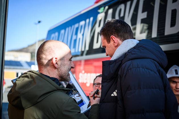 easycredit BBL Basketball Bundesliga 2025 2026 20 Matchday 15 02 2026 Science City Jena vs FC Bayern Munich Basketball right European Champion Johannes Voigtmann Bayern signs a team poster of the BB European Champions Sparkassen Arena to a fan