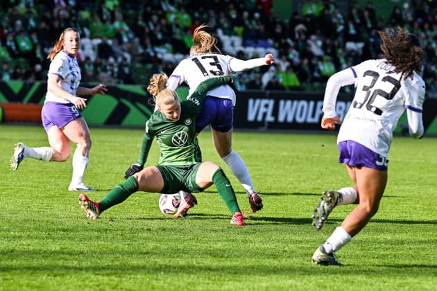 Soccer I Women I Season 2025 2026 I Bundesliga I Matchday 18 I VfL Wolfsburg SGS Essen I 15 02 2026 Justine Kielland 18, VfL Wolfsburg lose the balance in a duel against Maike Berentzen 13, SGS Essen overturn Wolfsburg AOK Stadion Niedersachsen Germany Copyright: xLobeca InesxHähnelx