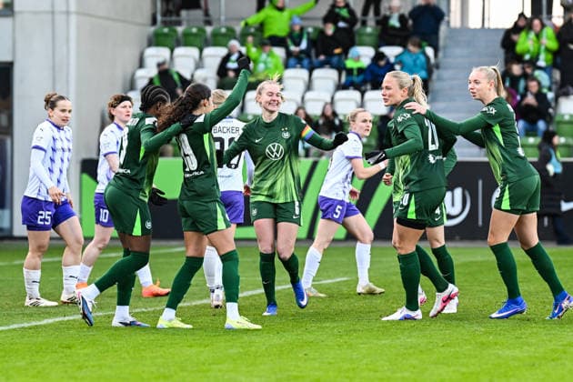 Soccer I Women I Season 2025 2026 I Bundesliga I 18 Matchday I VfL Wolfsburg SGS Essen I 15 02 2026 Goal celebration VfLWolfsburg, in the middle captain Janina Minge 6, VfL Wolfsburg Wolfsburg AOK Stadium Lower Saxony Germany Copyright: xLobeca InesxHähnelx