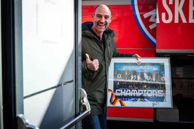 easycredit BBL Basketball Bundesliga 2025 2026 20 Matchday 15 02 2026 Science City Jena vs FC Bayern Munich Basketball A fan is happy about the signatures of several European basketball champions of FC Bayern on a team poster Sparkassen Arena