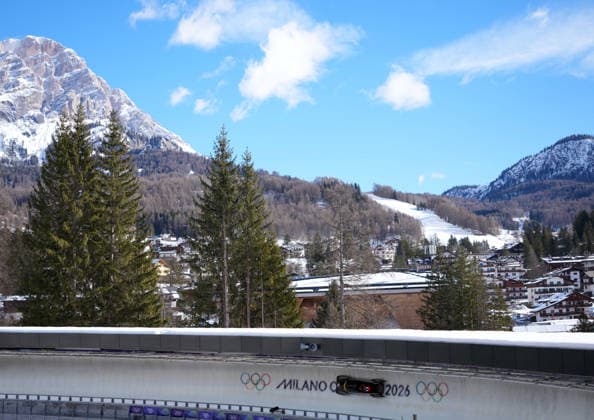 (260215) -- CORTINA D AMPEZZO, Feb. 15, 2026 -- Huai Mingming of China competes during the bobsleigh women s monobob heat at the 2026 Milan-Cortina Winter Olympics in Cortina, Italy, Feb. 15, 2026. ) (MICO2026)ITALY-CORTINA D AMPEZZO-OLYMPIC Winter games, Winterspiele,Spiele, Summer games BOBSLEIGH-WOMEN S MONOBOB-HEAT LixGang 