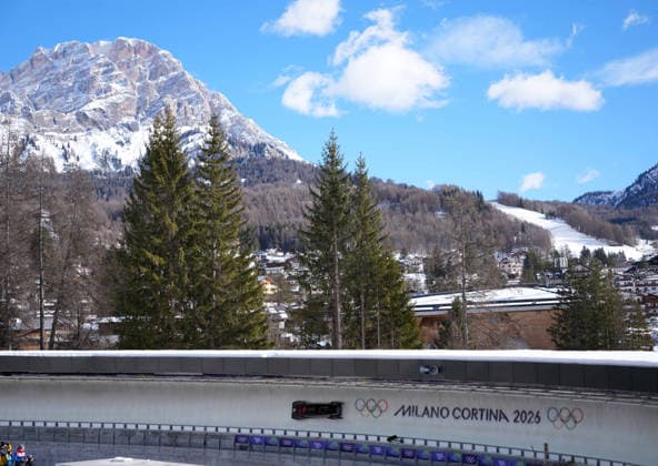 (260215) -- CORTINA D AMPEZZO, Feb. 15, 2026 -- Ying Qing of China competes during the bobsleigh women s monobob heat at the 2026 Milan-Cortina Winter Olympics in Cortina, Italy, Feb. 15, 2026. ) (MICO2026)ITALY-CORTINA D AMPEZZO-OLYMPIC Winter games, Winterspiele,Spiele, Summer games BOBSLEIGH-WOMEN S MONOBOB-HEAT LixGang 