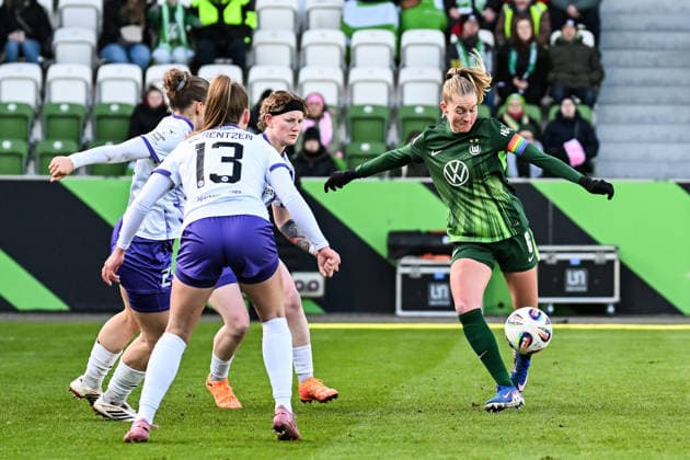 Soccer I Women I Season 2025 2026 I Bundesliga I Matchday 18 I VfL Wolfsburg SGS Essen I 15 02 2026 Janina Minge 6, VfL Wolfsburg pulls 3 Essen players towards her as she takes a shot on goal Wolfsburg AOK Stadion Niedersachsen Germany Copyright: xLobeca InesxHähnelx