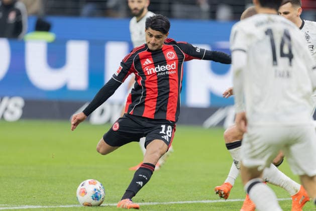 Eintracht Frankfurt - Borussia Mönchengladbach, 1. FBL Schuss von der Strafraumgrenze durch Mahmoud Dahoud (Eintracht Frankfurt, 18). Bundesligaspiel zwischen Eintracht Frankfurt und Borussia Mönchengladbach am 14. Februar 2026 im Deutsche Bank Park in Frankfurt am Main., Frankfurt am Main Hessen Deutschland Deutsche Bank Park *** Eintracht Frankfurt Borussia Mönchengladbach, 1 FBL shot from the edge of the box by Mahmoud Dahoud Eintracht Frankfurt, 18 Bundesliga match between Eintracht Frankfurt and Borussia Mönchengladbach on February 14, 2026 at Deutsche Bank Park in Frankfurt am Main , Frankfurt am Main Hessen Germany Deutsche Bank Park