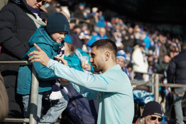 Germany 2 Bundesliga 2025 2026, VFL Bochum vs SC Paderborn, Sunday 15 02 2026 Vonovia Ruhrstadion Bochum, North Rhine-Westphalia, Germany Gerrit Holtmann VfL Bochum, 17 with a small fan Copyright: xMerlexKölkingx