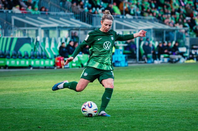Google Pixel Frauen Bundesliga VfL Wolfsburg vs SGS Essen, 15 02 2026 Svenja Huth VfL Wolfsburg, 10 flankt Fußball, Google Pixel Frauen Bundesliga, 14 Spieltag VfL Wolfsburg vs SGS Essen am 15 02 2026 im AOK Stadion, Wolfsburg DFB REGULATIONS PROHIBIT ANY USE OF PHOTOGRAPHS AS IMAGE SEQUENCES AND OR QUASI VIDEO Copyright: xBEAUTIFULxSPORTS Tonhäuserx