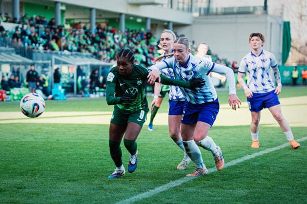 Google Pixel Women Bundesliga VfL Wolfsburg vs SGS Essen, 15 02 2026 Team photo SGS Essen before kick-off Soccer, Google Pixel Women Bundesliga, 14 Matchday VfL Wolfsburg vs SGS Essen on 15 02 2026 at AOK Stadium, Wolfsburg DFB REGULATIONS PROHIBIT ANY USE OF PHOTOGRAPHS AS IMAGE SEQUENCES AND OR QUASI VIDEO Copyright: xBEAUTIFULxSPORTS Tonhäuserx