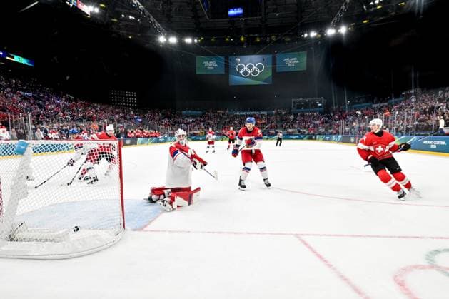 15 02 2026, Milano, Santa Giulia Ice hockey, Eishockey Arena, Winter Olympics: Switzerland - Czechia (Ice Hockey), Dean Kukan of Switzerland scores the game winning goal against goalkeeper Lukas Dostal of Czechia Milano Santa Giulia Ice Hockey Arena Lombardy Italy *** 15 02 2026, Milano, Santa Giulia Ice Hockey Arena, Winter Olympics Switzerland Czechia Ice Hockey , Dean Kukan of Switzerland scores the game winning goal against goalkeeper Lukas Dostal of Czechia Milano Santa Giulia Ice Hockey Arena Lombardy Italy Copyright: xJustPictures.ch AndreaxBrancax jp-en-AnBr-AB-DSC_562915022026