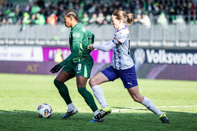 Germany Google Pixel Womens Bundesliga 2025 2026, Matchday 18 VfL Wolfsburg vs SGS Essen AOK Stadion Wolfsburg Lineth Beerensteyn VfL Wolfsburg, 9 Lena Ostermeier SGS Essen, 18 in a duel Copyright: xAylinxKreutzsteinx