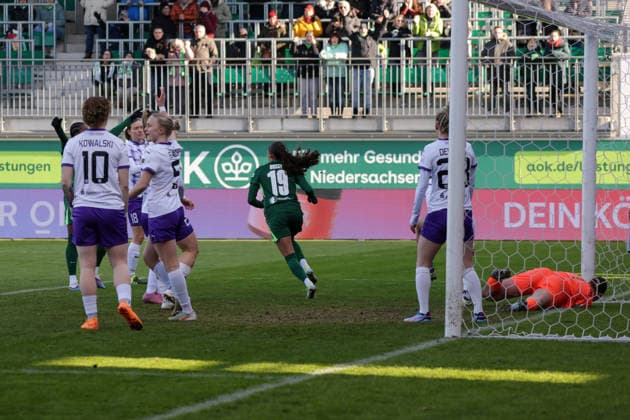15 02 2026, xgrfx, Soccer Google Pixel Women Bundesliga, VfL Wolfsburg SGS Essen v l Tor, Kessya Bussy VfL Wolfsburg DFL DFB REGULATIONS PROHIBIT ANY USE OF PHOTOGRAPHS as IMAGE SEQUENCES and or QUASI VIDEO Wolfsburg