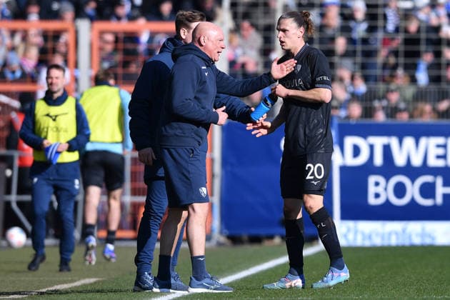 Soccer 2 Bundesliga 22 Matchday VfL Bochum SC Paderborn 07 on 15 02 2026 at Vonovia Ruhrstadion in Bochum Uwe Rösler Coach Head Coach Bochum , left Noah Loosli Bochum , right DFL regulations prohibit any use of photographs as image sequences and or quasi video xRx