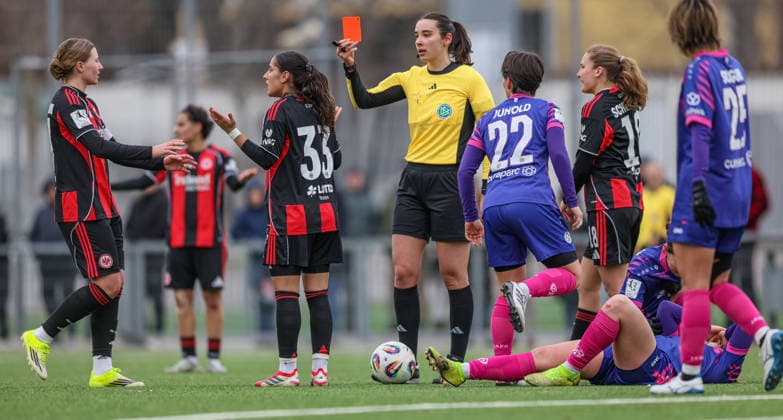 GER, Frankfurt, Eintracht Frankfurt II vs FSV Mainz 05, 2 Frauen Bundesliga, Football, DFB, Season 2025 2026, Stadion am Brentanobad, 17 Matchday in the picture v l Ilyada Acikgöz Eintracht Frankfurt meets Tamar Goren 1 FSV Mainz 05 Women 13 and sees the red card from referee Lea Kretschmar DFB DFL REGULATIONS PROHIBIT ANY USE OF PHOTOGRAPHS AS IMAGE SEQUENCES AND OR QUASI VIDEO, 15 02 2026 Copyright: HMBxMedia HendrikxHamelau