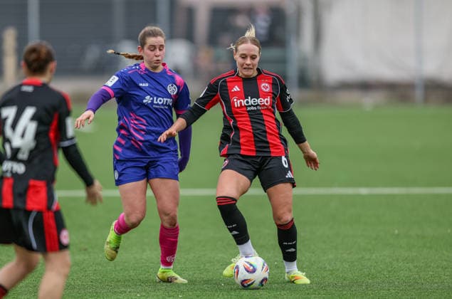 iGER, Frankfurt, Eintracht Frankfurt II vs FSV Mainz 05, 2 Frauen Bundesliga, Fußball, DFB, Spielzeit 2025 2026, Stadion am Brentanobad, 17 Spieltag im Bild v l Tamar Goren 1 FSV Mainz 05 Frauen 13 , Kerstin Bogenschütz Eintracht Frankfurt II 6 DFB DFL REGULATIONS PROHIBIT ANY USE OF PHOTOGRAPHS AS IMAGE SEQUENCES AND OR QUASI VIDEO, 15 02 2026 Copyright: HMBxMedia HendrikxHamelau