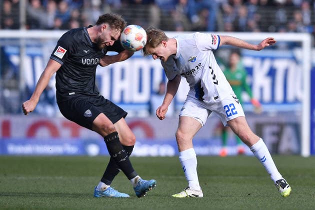 Soccer 2 Bundesliga 22 Matchday VfL Bochum SC Paderborn 07 on 15 02 2026 at Vonovia Ruhrstadion in Bochum Philipp Strompf Bochum , left Mattes Hansen Paderborn , right DFL regulations prohibit any use of photographs as image sequences and or quasi video xRx