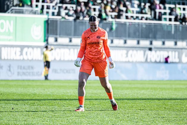 Germany Google Pixel Womens Bundesliga 2025 2026, Matchday 18 VfL Wolfsburg vs SGS Essen AOK Stadion Wolfsburg Kim Lea Sindermann SGS Essen, 1 Goal 1 1 Joy Cheers Copyright: xAylinxKreutzsteinx