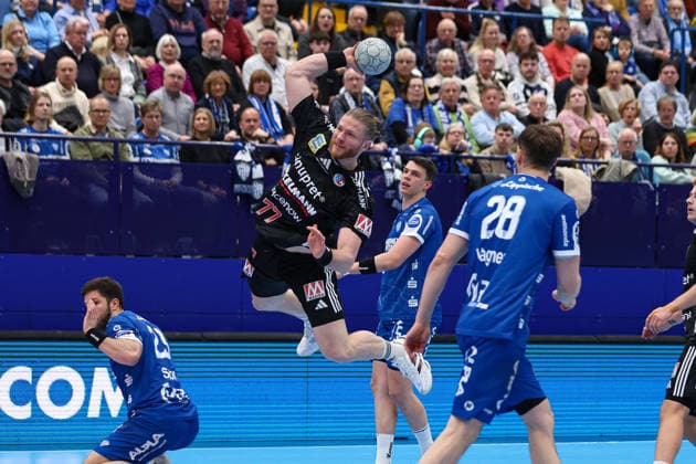 15 02 2026, xKWIx, Handball, DAIKIN HBL, TBV Lemgo Lippe HC Erlangen, PHOENIX CONTACT arena Maciej Gebala HC Erlangen 77 throwing a goal Photo xKamilxWilkowskixPressefotoKochx NRW Germany