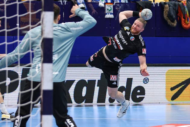15 02 2026, xKWIx, Handball, DAIKIN HBL, TBV Lemgo Lippe HC Erlangen, PHOENIX CONTACT arena Maciej Gebala HC Erlangen 77 throwing a goal Photo xKamilxWilkowskixPressefotoKochx NRW Germany