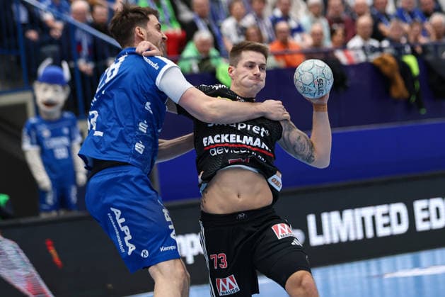 15 02 2026, xKWIx, Handball, DAIKIN HBL, TBV Lemgo Lippe HC Erlangen, PHOENIX CONTACT arena Viggo Kristjansson HC Erlangen 73 in a duel against Hendrik Wagner TBV Lemgo Lippe 28 Photo xKamilxWilkowskixPressefotoKochx NRW Germany