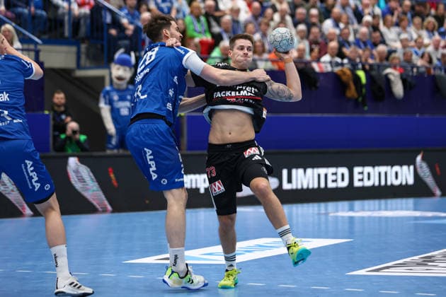 15 02 2026, xKWIx, Handball, DAIKIN HBL, TBV Lemgo Lippe HC Erlangen, PHOENIX CONTACT arena Viggo Kristjansson HC Erlangen 73 in a duel against Hendrik Wagner TBV Lemgo Lippe 28 Photo xKamilxWilkowskixPressefotoKochx NRW Germany