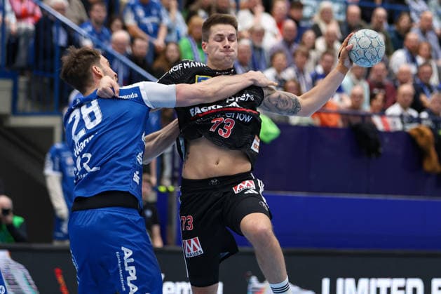 15 02 2026, xKWIx, Handball, DAIKIN HBL, TBV Lemgo Lippe HC Erlangen, PHOENIX CONTACT arena Viggo Kristjansson HC Erlangen 73 in a duel against Hendrik Wagner TBV Lemgo Lippe 28 Photo xKamilxWilkowskixPressefotoKochx NRW Germany