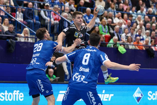 15 02 2026, xKWIx, Handball, DAIKIN HBL, TBV Lemgo Lippe HC Erlangen, PHOENIX CONTACT arena Viggo Kristjansson HC Erlangen 73 in a duel against Hendrik Wagner TBV Lemgo Lippe 28 Photo xKamilxWilkowskixPressefotoKochx NRW Germany