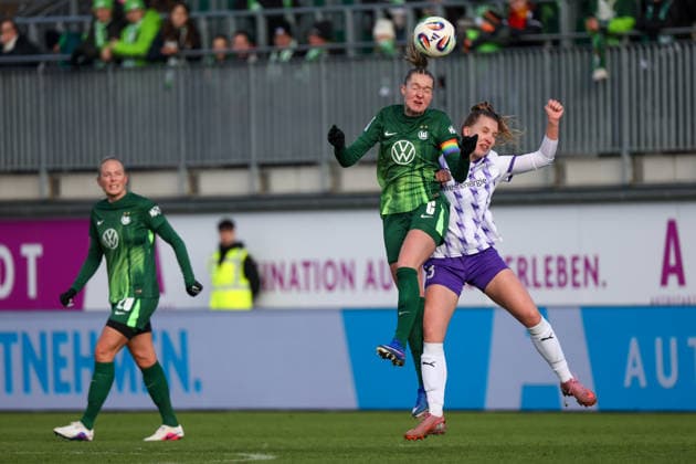 Wolfsburg, Germany 15 February 2026 1 Frauenbundesliga 2025 2026 VfL Wolfsburg vs SGS Essen In the picture from left Janina Minge VfL and Mailin Tenhagen SGS in a header duel Copyright: HMBxMedia MadeleinexFantini
