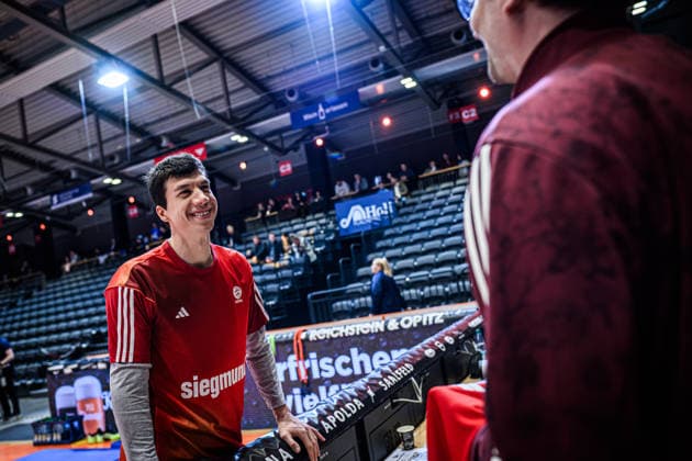 easycredit BBL Basketball Bundesliga 2025 2026 20 Matchday 15 02 2026 Science City Jena vs FC Bayern Munich Basketball v li Vladimir Lucic Bayern in an exchange with a fan before the game Sparkassen Arena