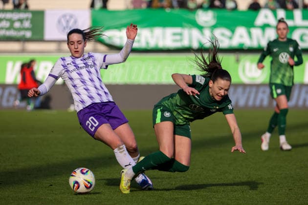 Wolfsburg, Germany February 15, 2026 1 Womens Bundesliga 2025 2026 VfL Wolfsburg vs SGS Essen In the picture from left in a duel Leonie Köpp Koepp SGS and Joelle Wedemeyer VfL Copyright: HMBxMedia MadeleinexFantini