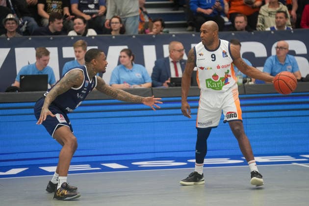 DeAndre Lansdowne Rostock Seawolves, 09 in duel against Charles Callison Syntainics MBC, 23 Syntainics MBC vs Rostock Seawolves, Basketball, Basketball Bundesliga, 20 Matchday, Season 2025 2026, 15 02 2026 Syntainics MBC vs Rostock Seawolves, Basketball, Basketball Bundesliga, 20 Matchday, Season 2025 2026, 15 02 2026 Weißenfels Copyright: xEibner-Pressefoto PiaxSchindlerx EP_PSR
