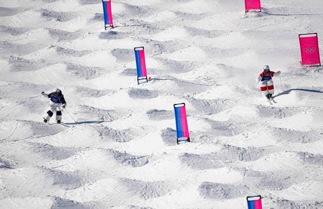 (260215) -- LIVIGNO, Feb. 15, 2026 -- Mikael Kingsbury (R) of Canada and Horishima Ikuma of Japan compete during the freestyle skiing men s dual moguls big final at the Milan-Cortina 2026 Olympic Winter games, Winterspiele,Spiele, Summer games in Livigno, Italy, Feb. 15, 2026. ) (MICO2026)ITALY-LIVIGNO-OLYMPIC WINTER GAMES-FREESTYLE SKIING-MEN S DUAL MOGULS-FINALS WuxHuiwo 