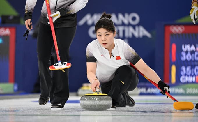 (260215) -- CORTINA D AMPEZZO, Feb. 15, 2026 -- Dong Ziqi of China competes during the curling women round robin session 6 match between China and the United States at the 2026 Milan-Cortina Winter Olympics in Cortina, Italy, Feb. 15, 2026. ) (MICO2026)ITALY-CORTINA D AMPEZZO-OLYMPIC Winter games, Winterspiele,Spiele, Summer games CURLING-WOMEN-ROUND ROBIN LianxYi 
