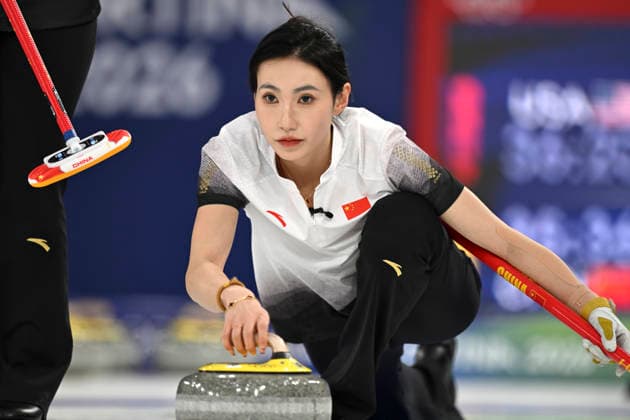 (260215) -- CORTINA D AMPEZZO, Feb. 15, 2026 -- Jiang Jiayi of China competes during the curling women round robin session 6 match between China and the United States at the 2026 Milan-Cortina Winter Olympics in Cortina, Italy, Feb. 15, 2026. ) (MICO2026)ITALY-CORTINA D AMPEZZO-OLYMPIC Winter games, Winterspiele,Spiele, Summer games CURLING-WOMEN-ROUND ROBIN LianxYi 