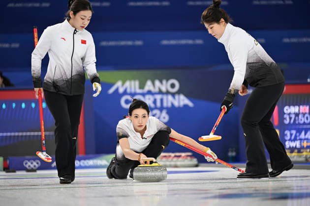 (260215) -- CORTINA D AMPEZZO, Feb. 15, 2026 -- Jiang Jiayi (C) of China competes during the curling women round robin session 6 match between China and the United States at the 2026 Milan-Cortina Winter Olympics in Cortina, Italy, Feb. 15, 2026. ) (MICO2026)ITALY-CORTINA D AMPEZZO-OLYMPIC Winter games, Winterspiele,Spiele, Summer games CURLING-WOMEN-ROUND ROBIN LianxYi 
