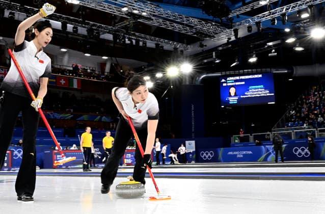 (260215) -- CORTINA D AMPEZZO, Feb. 15, 2026 -- Dong Ziqi (R) of China competes during the curling women round robin session 6 match between China and the United States at the 2026 Milan-Cortina Winter Olympics in Cortina, Italy, Feb. 15, 2026. ) (MICO2026)ITALY-CORTINA D AMPEZZO-OLYMPIC Winter games, Winterspiele,Spiele, Summer games CURLING-WOMEN-ROUND ROBIN LianxYi 