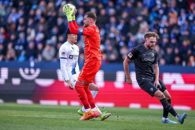 15 02 2026, Football, VfL Bochum SC Paderborn 07, 2 Fußball Bundesliga, 22 Matchday, Vonovia Ruhrstadion, Season 2025 2026 Goalkeeper Timo Horn VfL Bochum 01 defends against Santiago Castaneda SC Paderborn 05 DFB regulations prohibit any use of photographs as image sequences and or quasi video Nordrhein Westfalen Germany