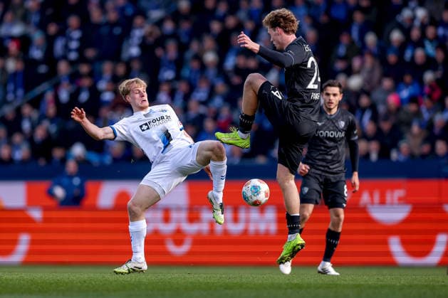 15 02 2026, Football, VfL Bochum SC Paderborn 07, 2 Fußball Bundesliga, 22 Matchday, Vonovia Ruhrstadion, Saison 2025 2026 Mattes Hansen SC Paderborn 22 in duel against Mats Pannewig VfL Bochum 24 DFB regulations prohibit any use of photographs as image sequences and or quasi video Nordrhein Westfalen Germany